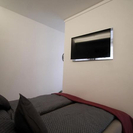Modern Studio A Belvaros Koezepen Parkoloval- Kata Studioapartman Győr Extérieur photo