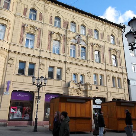Modern Studio A Belvaros Koezepen Parkoloval- Kata Studioapartman Győr Extérieur photo