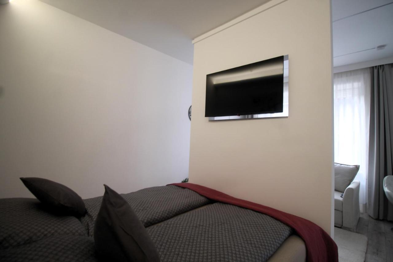 Modern Studio A Belvaros Koezepen Parkoloval- Kata Studioapartman Győr Extérieur photo