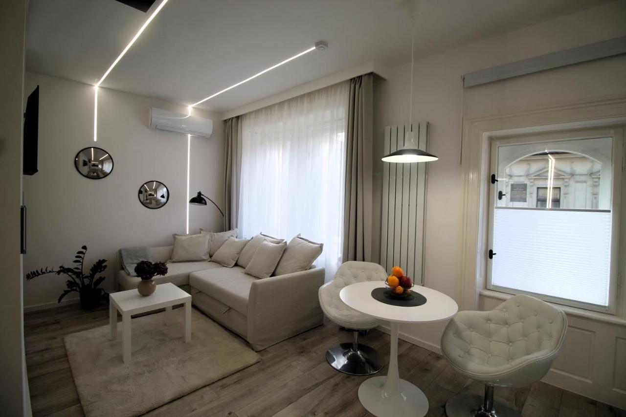 Modern Studio A Belvaros Koezepen Parkoloval- Kata Studioapartman Győr Extérieur photo