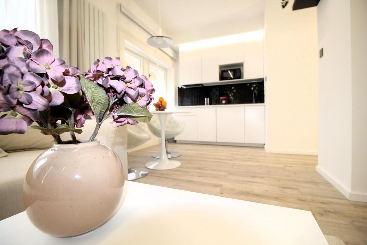 Modern Studio A Belvaros Koezepen Parkoloval- Kata Studioapartman Győr Extérieur photo