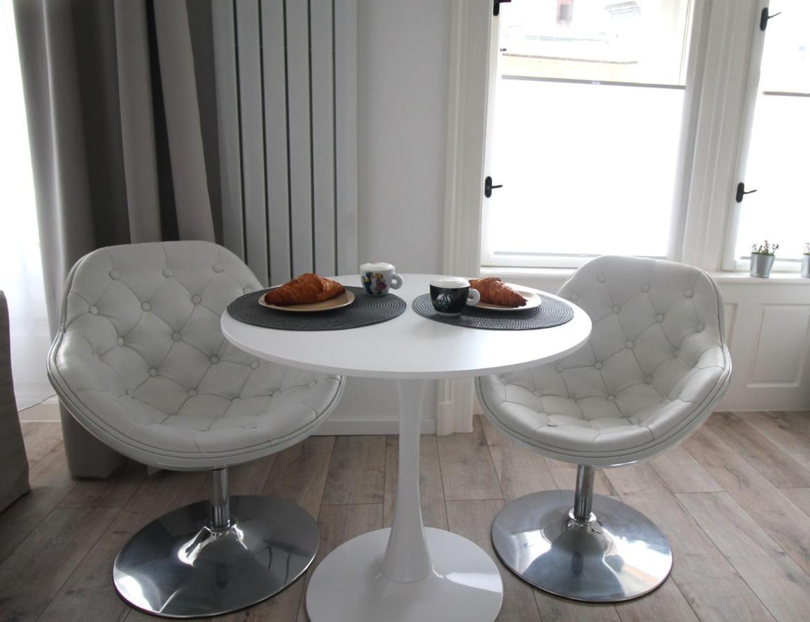 Modern Studio A Belvaros Koezepen Parkoloval- Kata Studioapartman Győr Extérieur photo