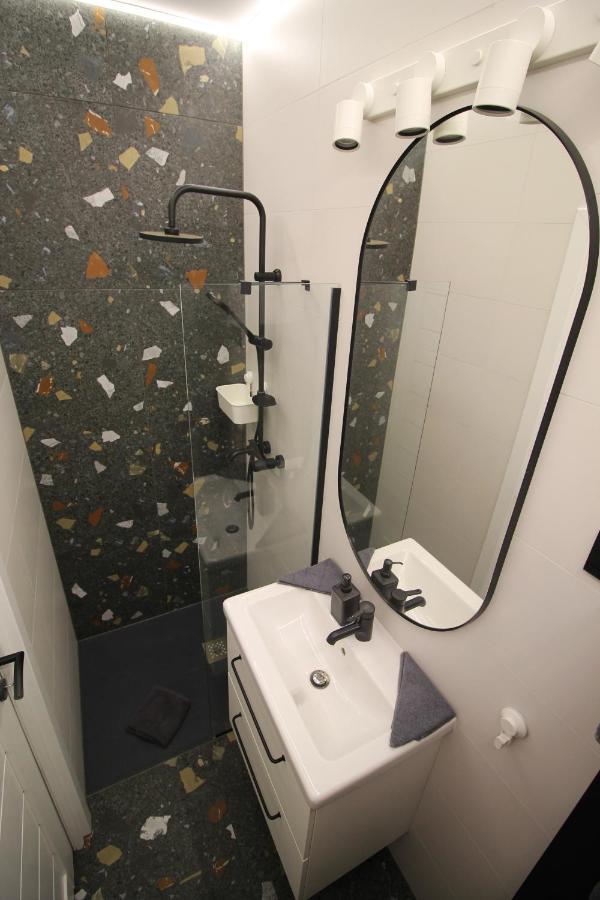 Modern Studio A Belvaros Koezepen Parkoloval- Kata Studioapartman Győr Extérieur photo