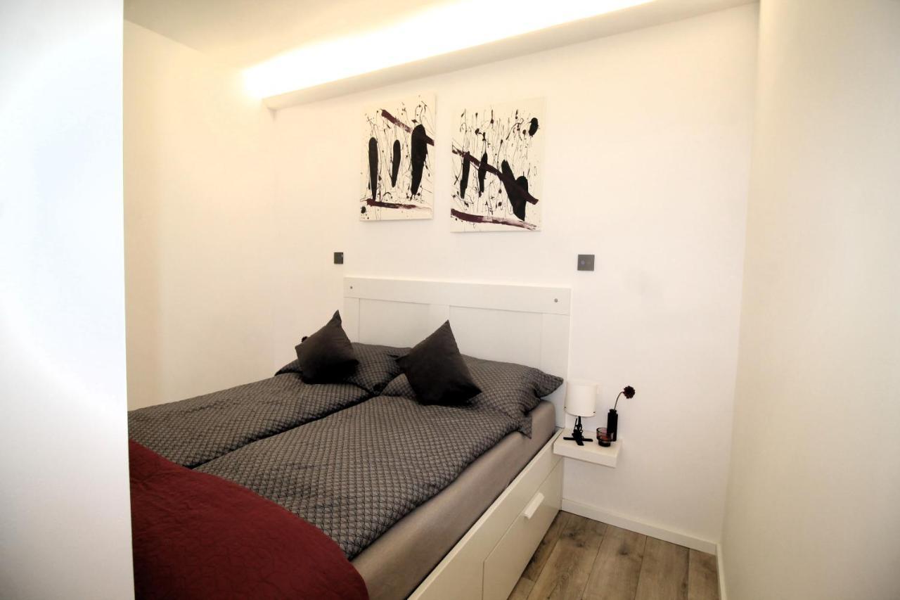 Modern Studio A Belvaros Koezepen Parkoloval- Kata Studioapartman Győr Extérieur photo